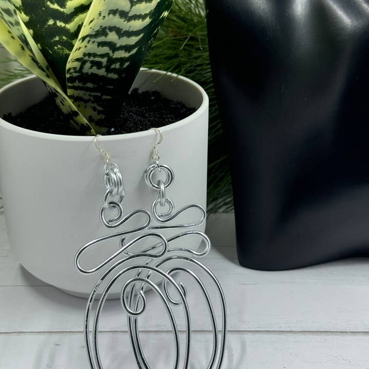 Jewelry With Me - Vente Boucles d'oreilles pendantes - Boucles d'oreilles abstraites en fil d'aluminium argenté avec crochet en argent sterling5