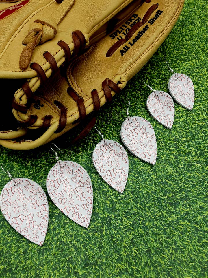 Baseball hjerte knivspids ægte læder øreringe for engroshandel hos FL Girl Designs