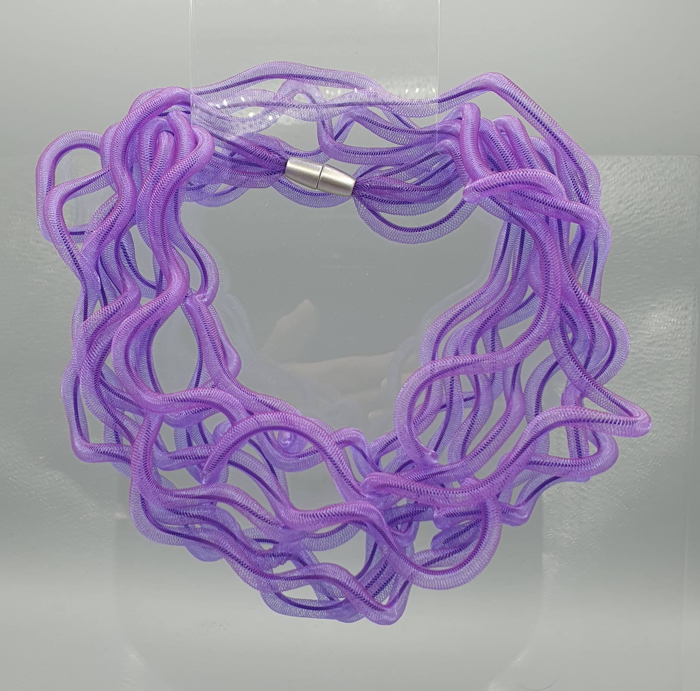 Rosalba Galati SRL – Colar com abas por atacado – Colar Eterina de PVC e Malha Sintética3