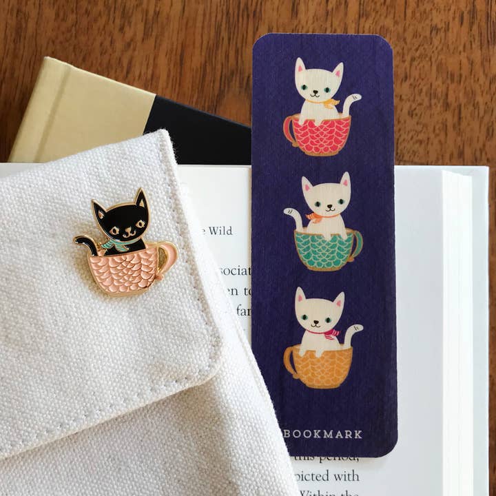 Frisky Fiction cadeauset - bladwijzer en emaille pin voor wholesale door Night Owl Paper Goods