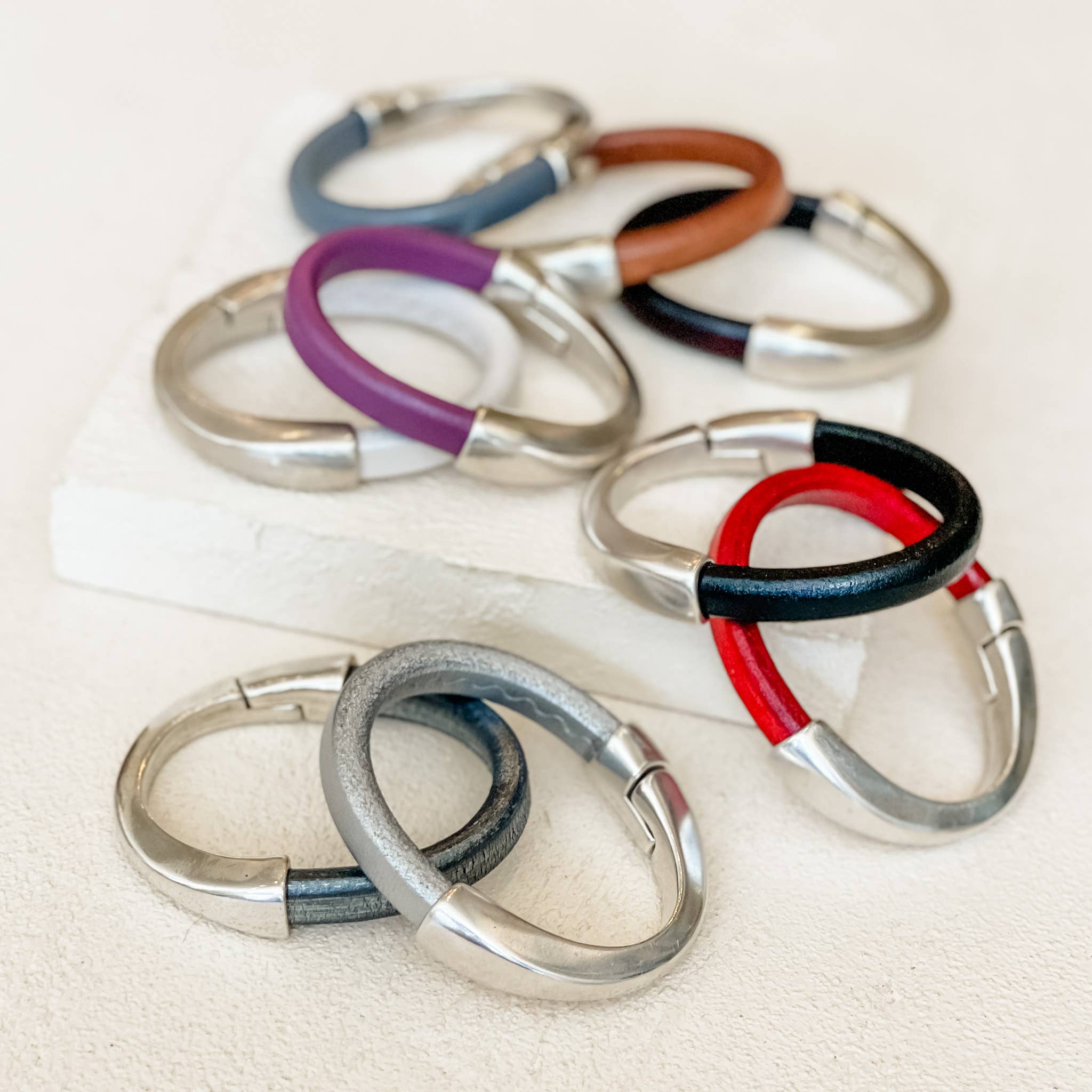 Diana Kauffman Designs - Vendita all'ingrosso Bracciale a polsino - Bracciale breakaway in pelle/Argento26