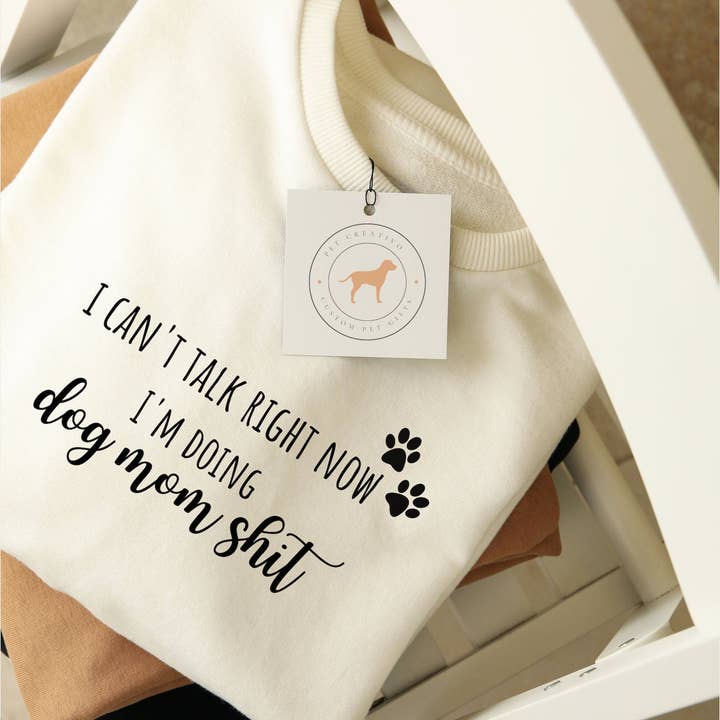 Sweat-shirt « I can't Talk Now I'm Doing Dog Mom Shit » pour la vente par Pet Creativo