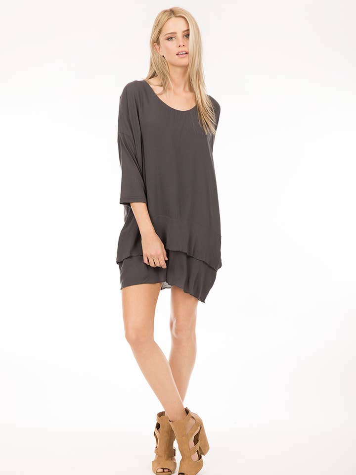 M8037-DOBLE CAPA MANGA 3/4 VESTIDO DE CARBÓN para venta al por mayor de Vibrato Clothing