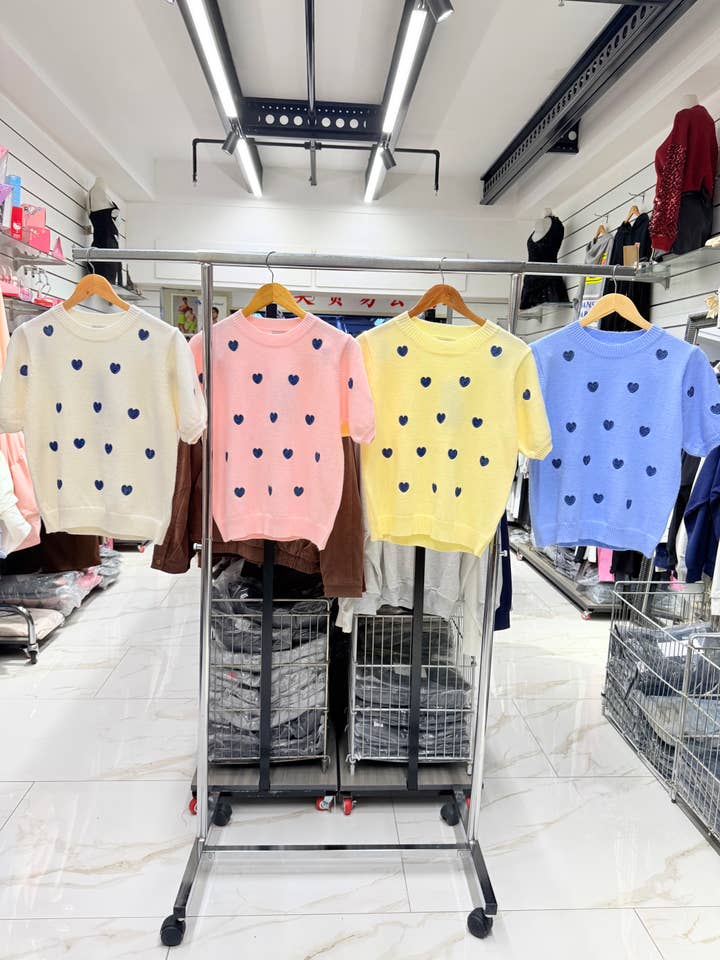 Maglione a maniche corte con scollo rotondo e cuore in denim applicato. per la vendita all'ingrosso da parte di Chilli Girl Collection