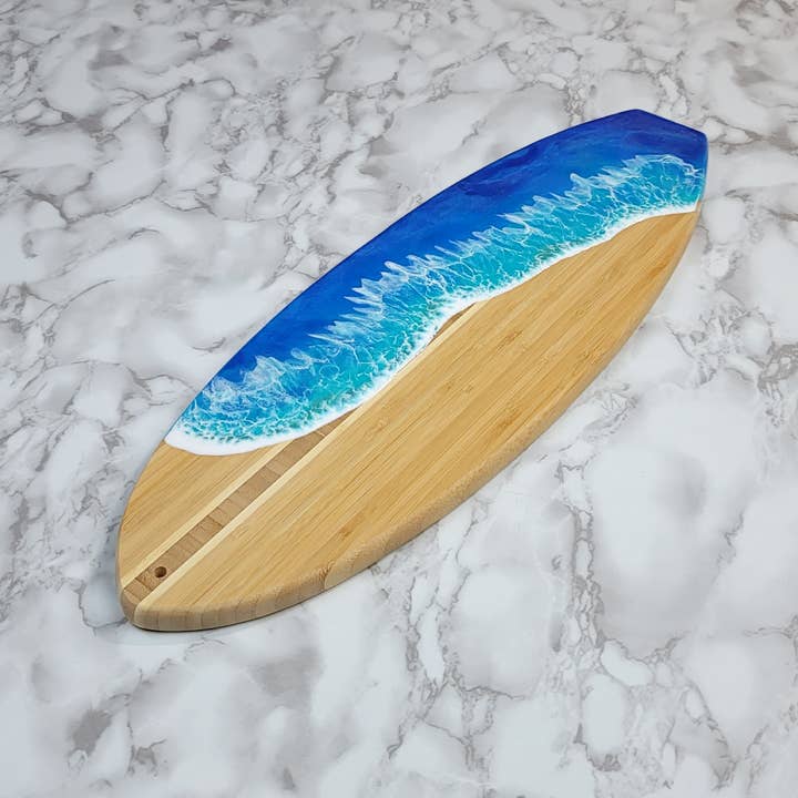 Surfbrädeformad bambuostbräda med havshartsdesign för wholesale av Clair De Lune Resin Art
