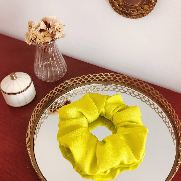 Chouchou uni LIME NEON / scrunchie satin citron vert fluo pour la vente par Laure Derrey