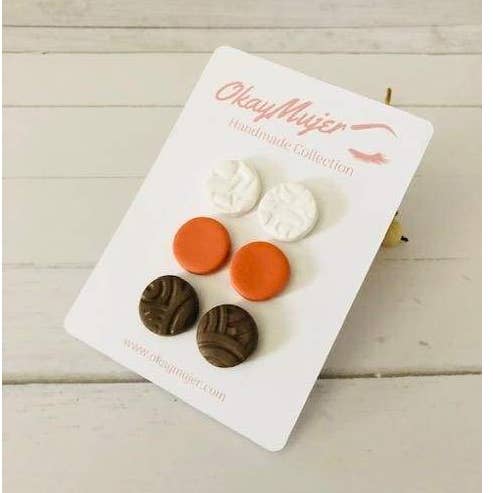 FEITO DE ARGILA | Brincos leves texturizados | Mini tachas hipoalergênicas 3 pares por atacado de OkayMujer