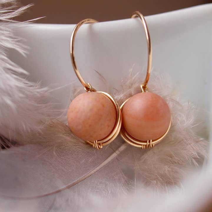 Ohrringe in Blush-Pink mit Rosenholzstein und Gold zum Hängen für den Großhandel von Siebijoux