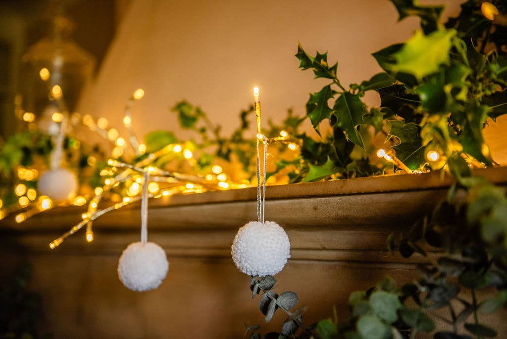 PomPom Galore - Vente Décoration de Noël - Lot de 6 pompons blancs pour boules de Noël2
