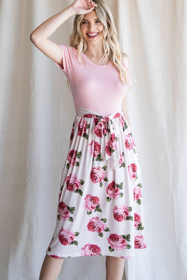 7th Ray - Vendita all'ingrosso Vestito - Donna - Abito Midi a Linea ad A Fiori con Cintura in Vita e Maniche Corte D41993