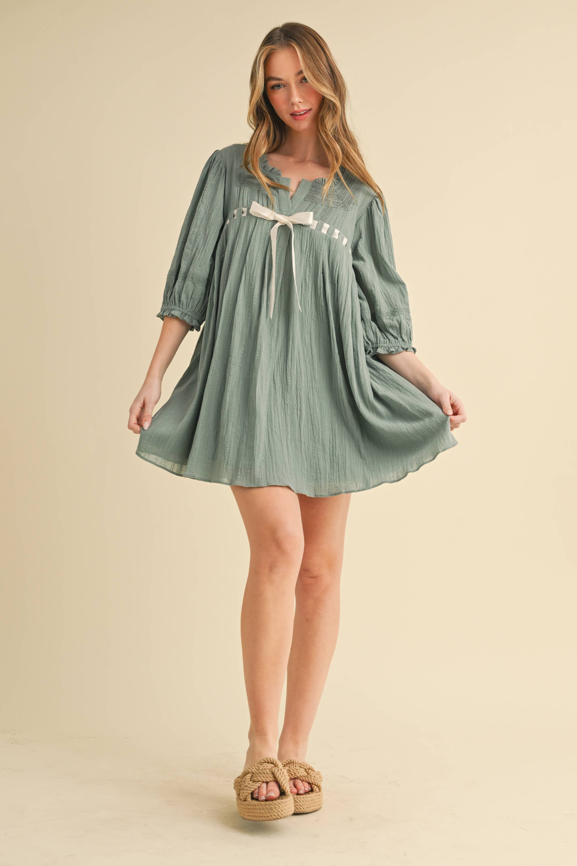 Camellia - Vente Robe – femme - ROBE À MANCHES MI-LONGUES AVEC ENCOLURE CARRÉE ET DÉTAILS EN DENTELLE5