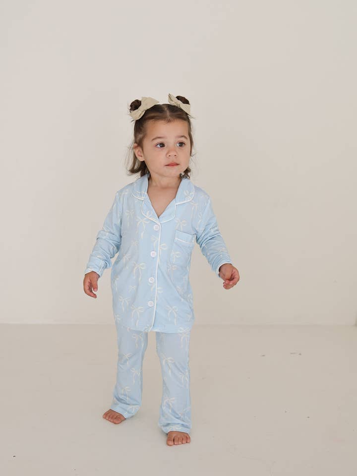 Ensemble détente boutonné en bambou pour fille | Nœuds bleus pour la vente par Forever French Baby