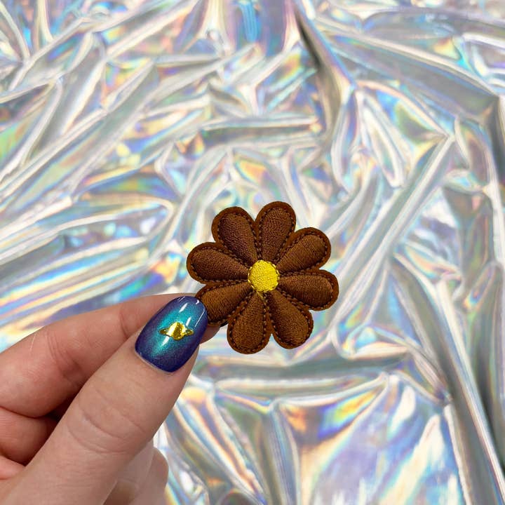 The Crafty Engineer - Wholesale Patch - Small Iron-On Daisy Embroidered Patches
