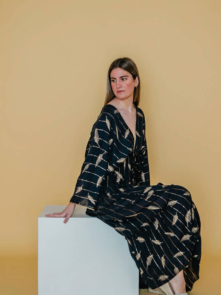 Lula Natura - Wholesale Dress - Women's - VESTIDO LARGO YANIS ESTAMPADO EN NEGRO Y DORADO