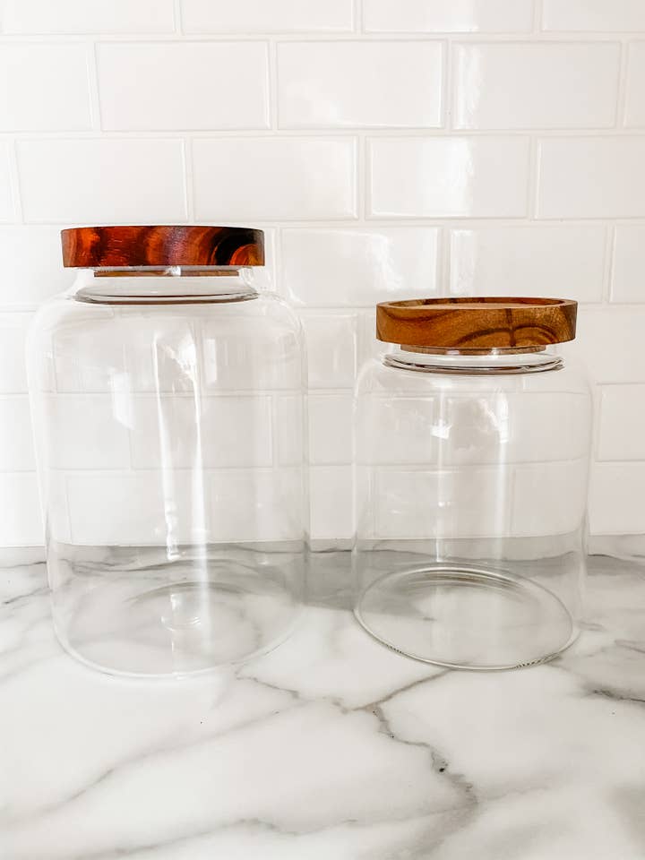 Lot de 2 pots de rangement avec couvercles en acacia pour la vente par Paper + Pallet