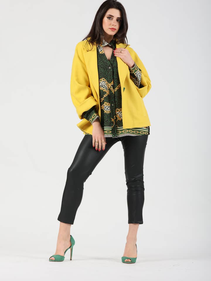 CAPA ÚNICA EM MISTURA DE LÃ COM GOLA E BOTÃO EM CONTRASTE por atacado de Oltretempo