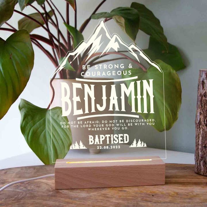 Cadeau lumineux de baptême « Soyez fort et courageux » pour la vente par Birch and tides