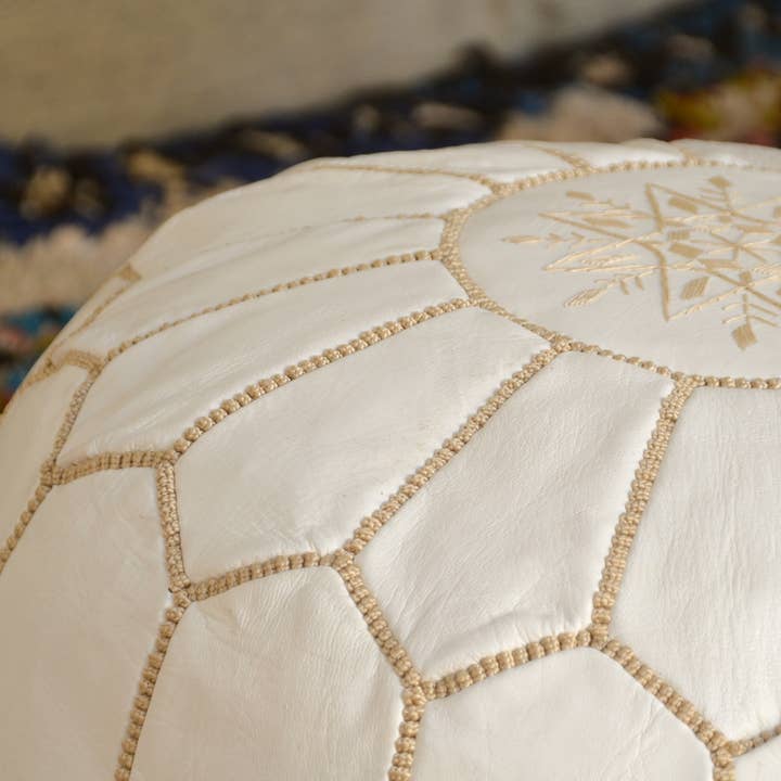 woolsouk ( We handle U.S. import procedures for you ) – Pufe por atacado – Pufe de couro marroquino - Pufe da sala de estar - branco não recheado5