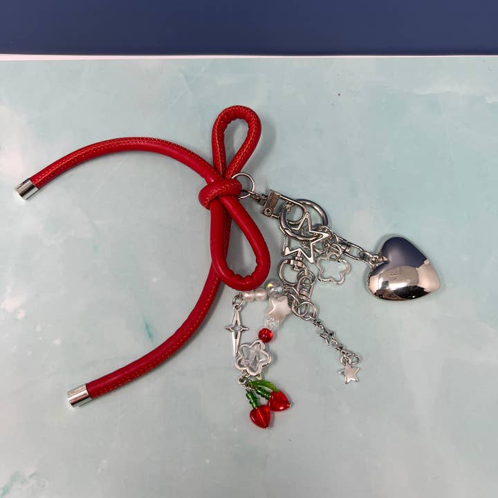 Portachiavi con fiocco rosso con ciondoli a forma di ciliegia e accenti a cuore d'argento – Ciondolo per borsa estetica Y2K per la vendita all'ingrosso da parte di Rainbow Unicorn Birthday Surprise
