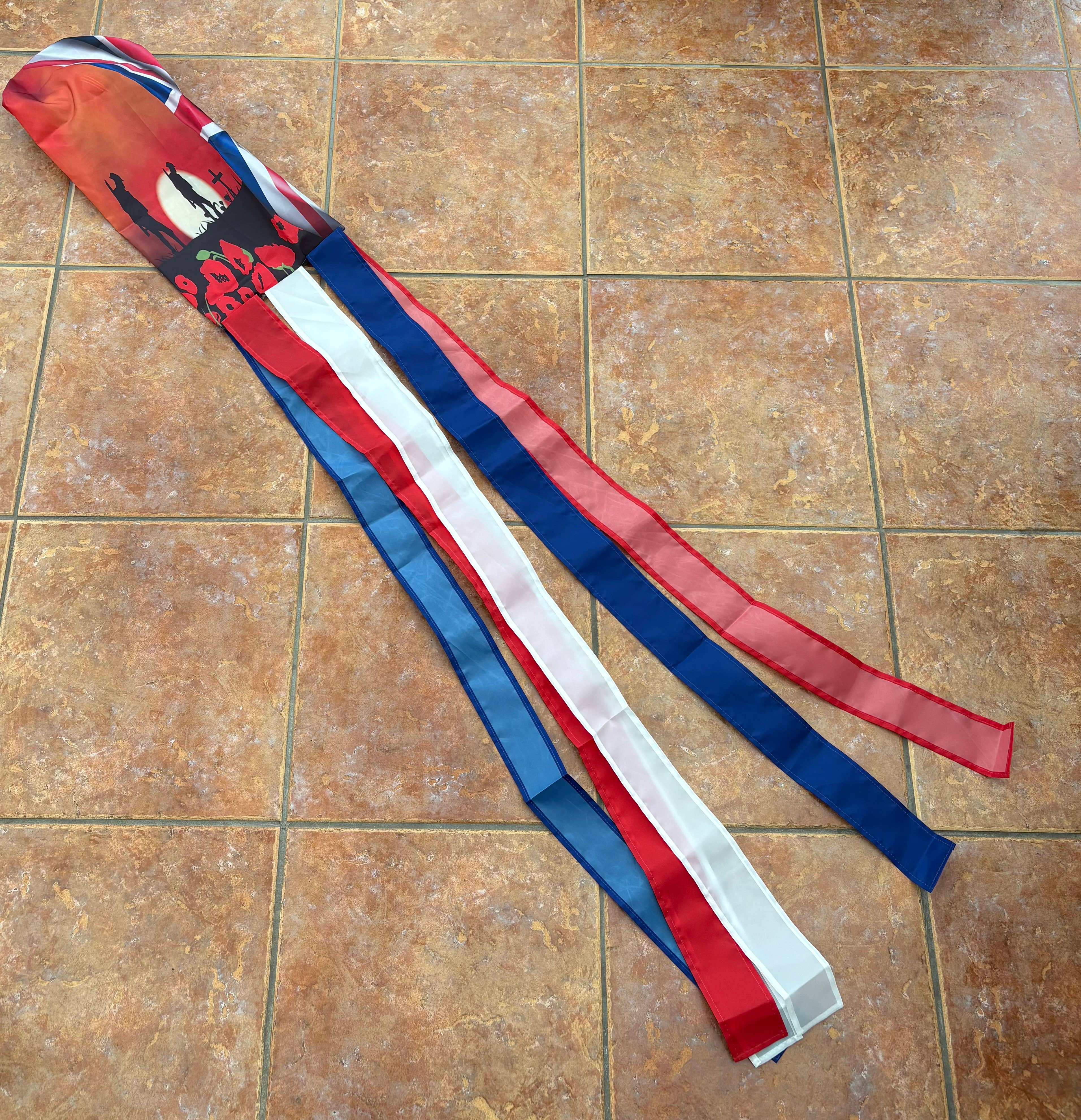 Worldwide Flags Ltd – Espanta-espíritos por atacado – Windsock de poliéster de 60" Lest We Forget 4 Soldados0