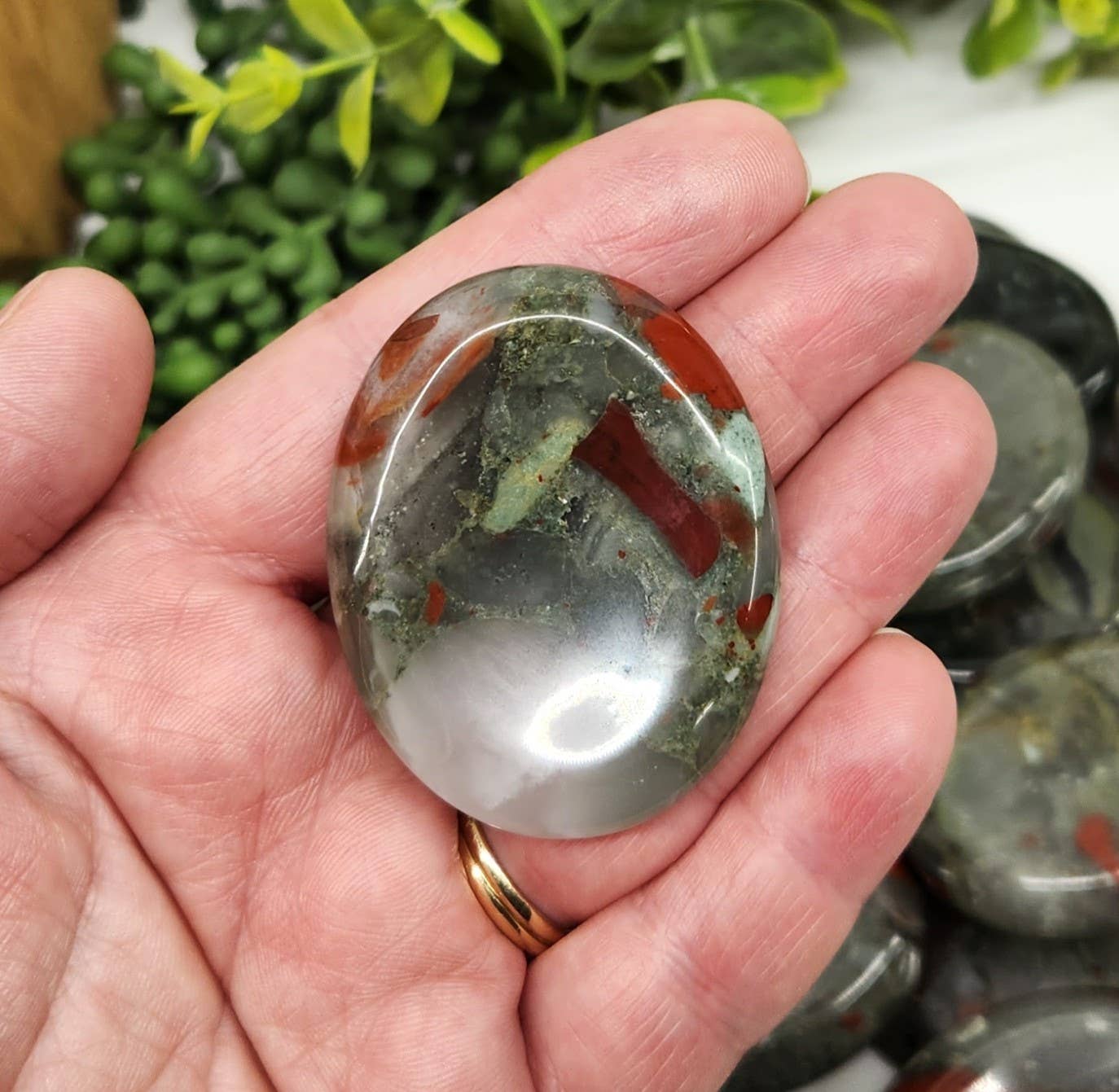 Meraki Gemstones - Vente Pierre et cristal de spiritualité - Pierre précieuse African Bloodstone Worry 50 x 40 x 10 mm (0,5 kg/1,1 lb)