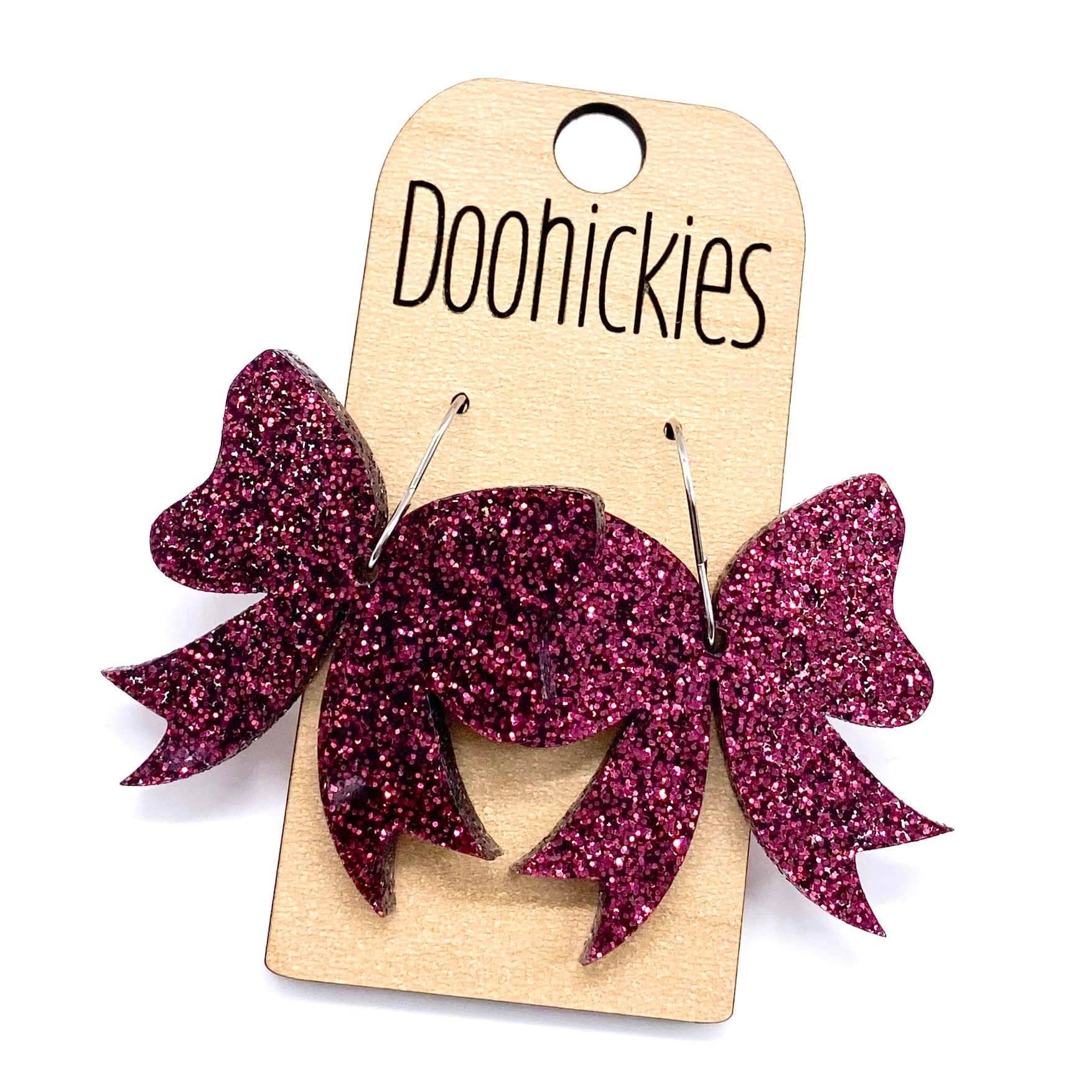 Doohickies - Vente Boucles d'oreilles pendantes - Boucles d'oreilles pendantes avec nœud à paillettes de 1,5" - Boucles d'oreilles personnalisées esprit d'école - 9 options de couleur0