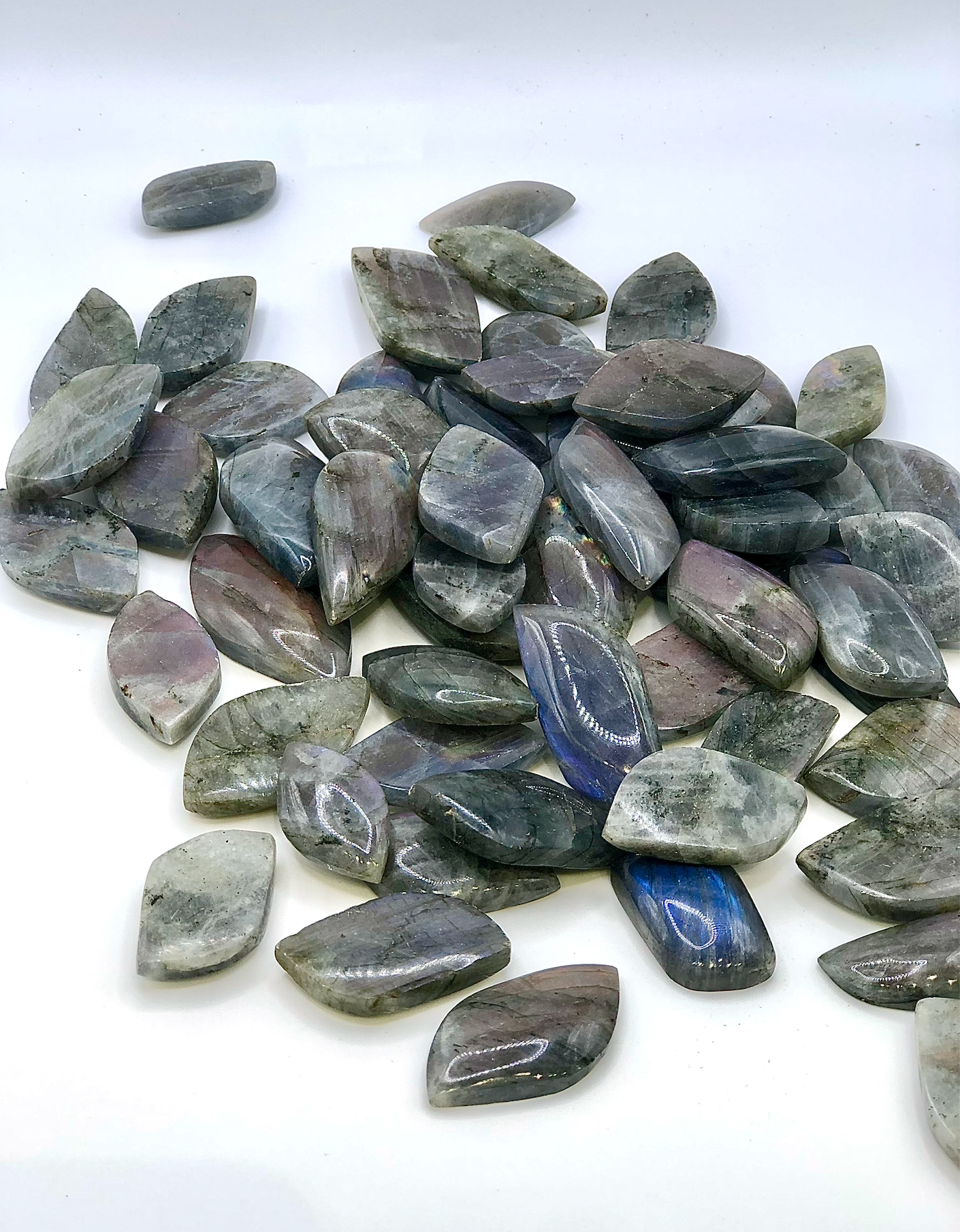 Oils and Auras - Vente Pierre et cristal de spiritualité - Labradorite Flash Violet - Petites Pièces de Cristal Sculptées1