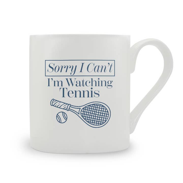 Förlåt, jag kan inte — jag tittar på tennis. Benporslinsmugg för wholesale av Stubbs Mugs