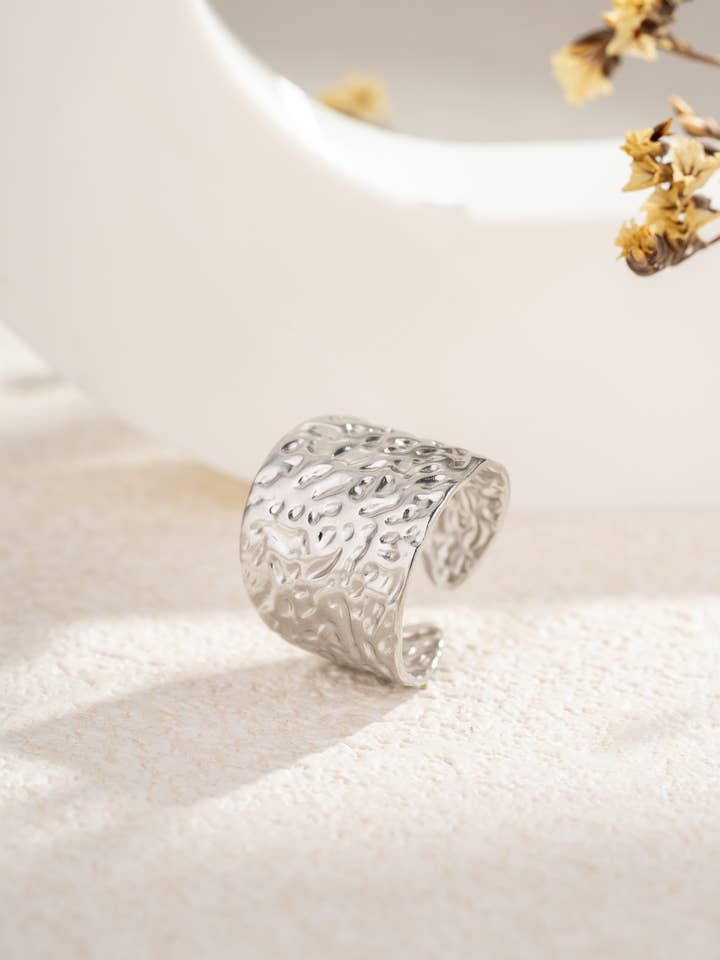 Bague martelée ajourée acier argenté ajustable moderne pour la vente par COSMOS