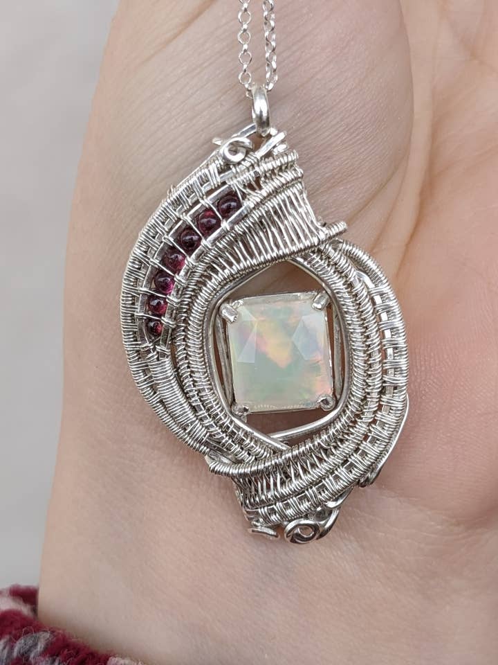 Pendentif Opale Welo, Grenats Et Argent Massif pour la vente par Le Tourbillon Minéral