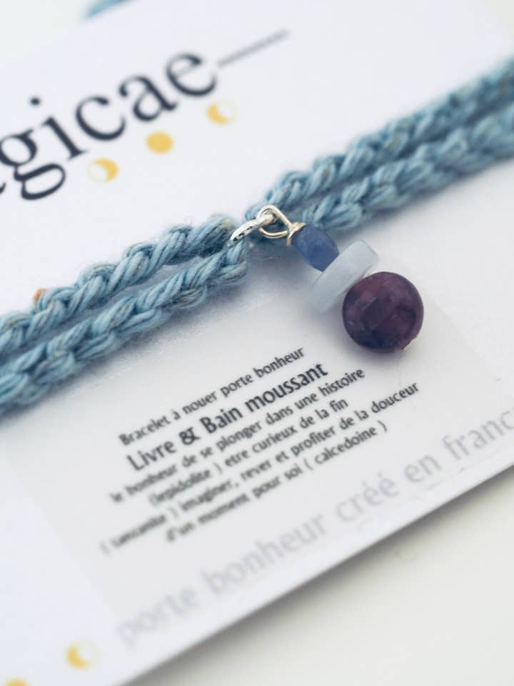 Bracelet porte bonheur a nouer LIVRE & BAIN MOUSSANT pour la vente par Magicae