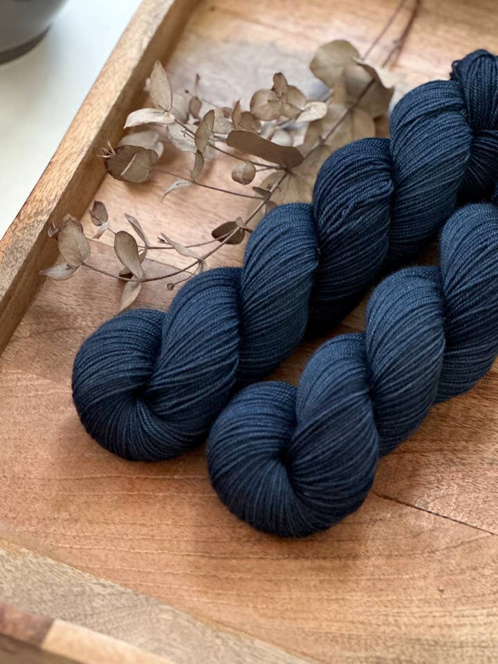 KiMo Strumpgarn - Mörk Nord för wholesale av laurelknits