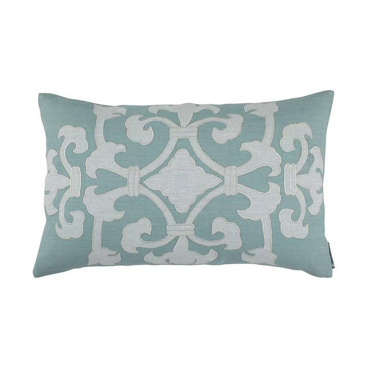 Coussin de spa Angie Sm Rect//Appliqué en lin blanc 14 x 22 pour la vente par Lili Alessandra