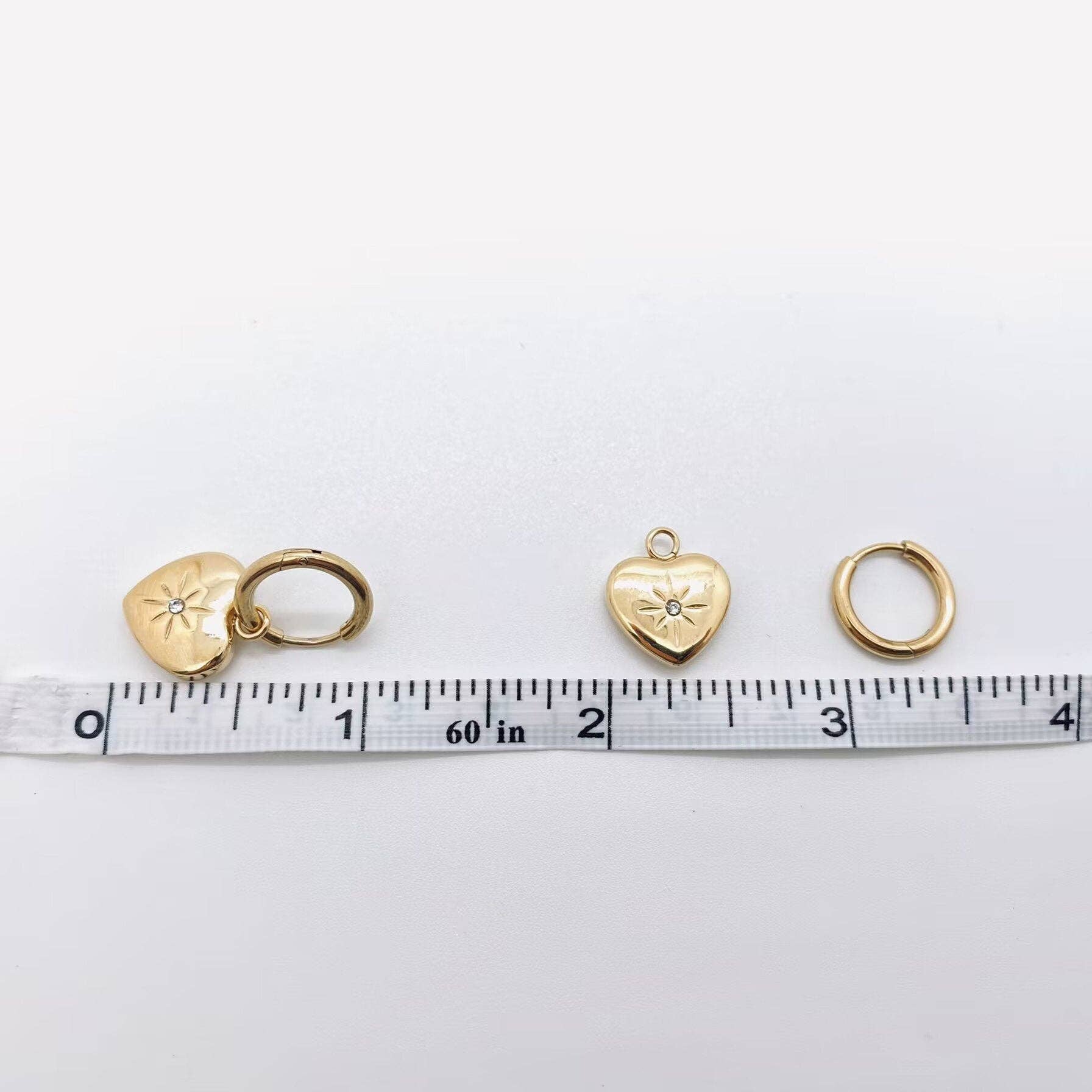 Mio Queena - Venta al por mayor Pendientes de aro pequeños - FGS - Pendientes Huggie chapados en oro de 18 quilates con forma de corazón3