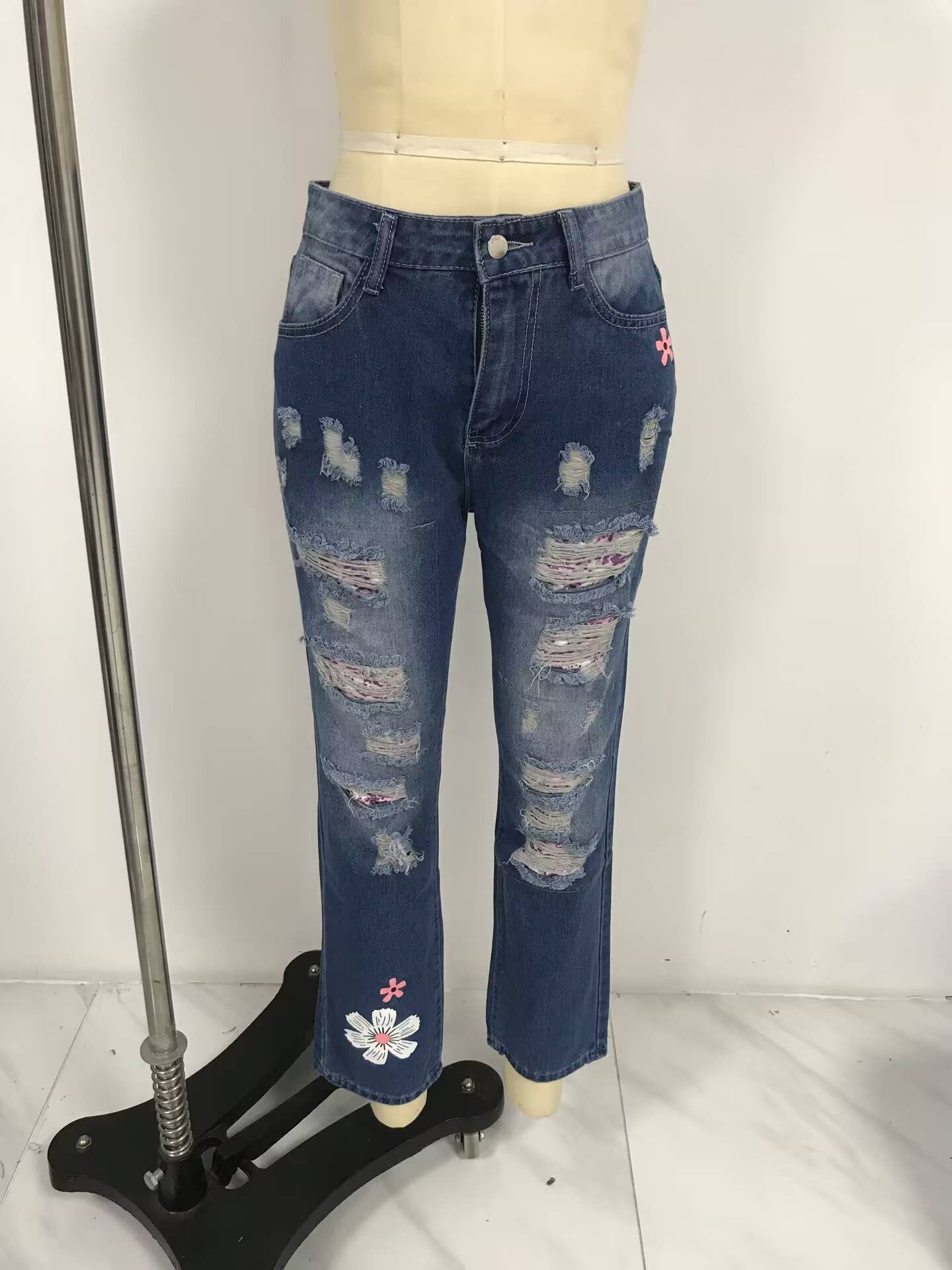Tourtiwi – wholesale Jeans - Dam – Damjeans med blommigt tryck och slitningar21
