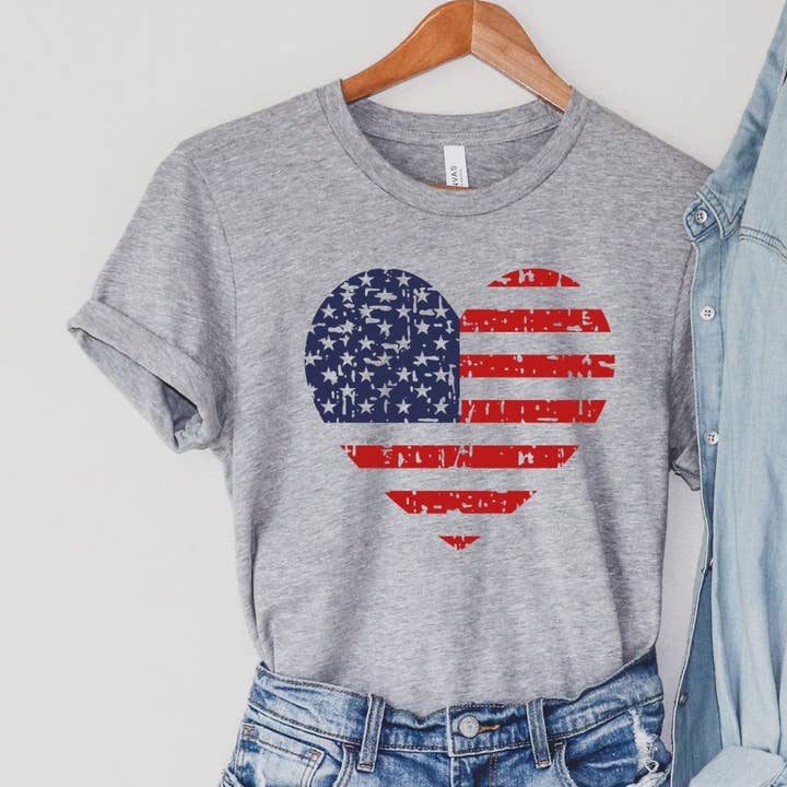 T-shirt gris Patriotic Flag en forme de cœur pour la vente par Simply Tees