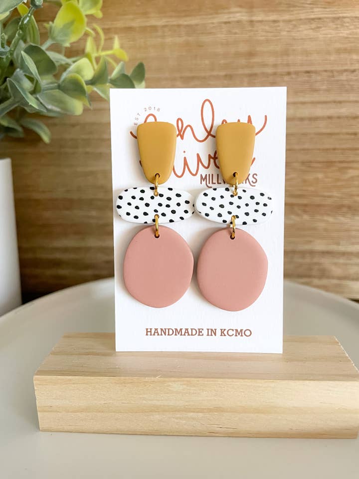 Indie | Flødekaramel + Coral Polka Dot | Ler øreringe for engroshandel hos Finley River | Trendy Polymer Clay Earrings | Hypoallergenic