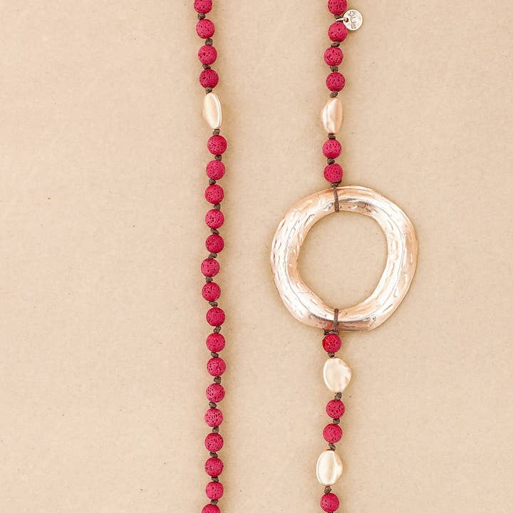 La Cuerda De Sol – Großhandel Click-Button-Schmuck – Lange Halskette: Lavaperlen, Metallring