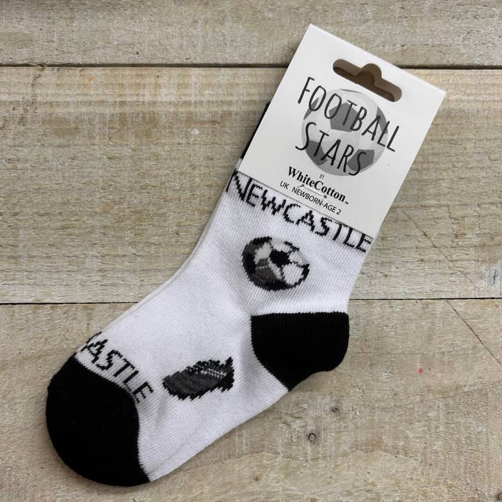 NEWCASTLE FODBOLD FAN BABYSTRØMPER (S-FB11-BABY) for engroshandel hos White Cotton Cards