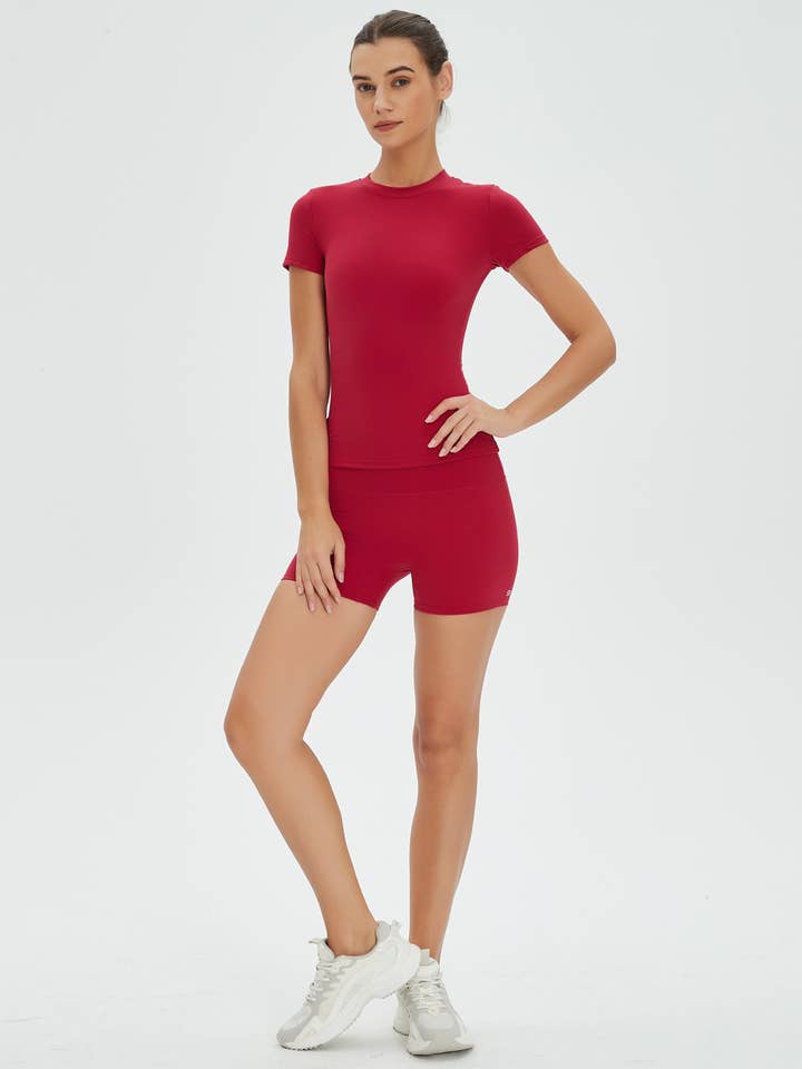 Natalie aansluitende top met korte mouwen en actieve korte 2-delige set. voor wholesale door Mantra Active