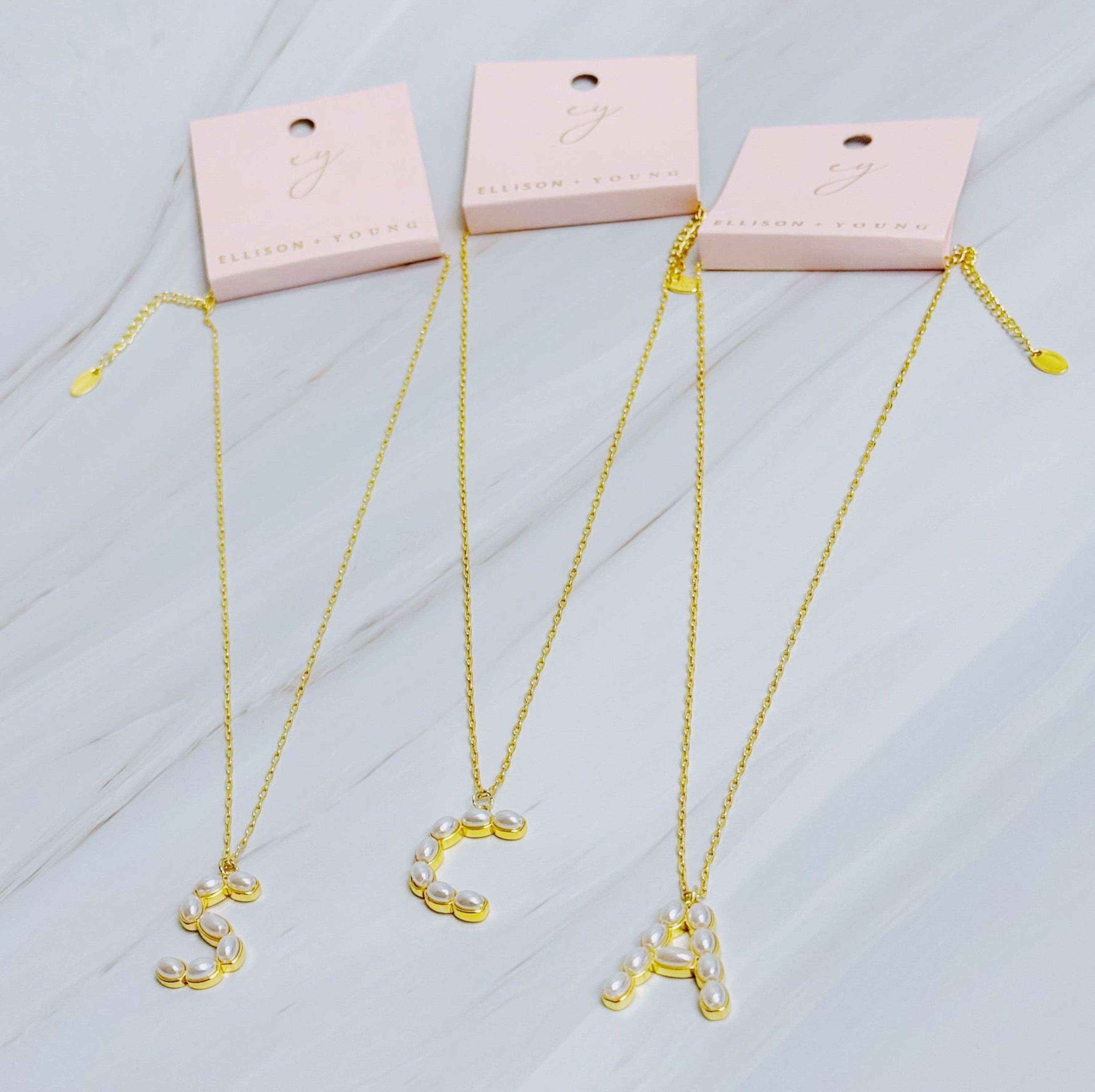 Ellison+Young - Wholesale Halskettinghanger - Parelmozaïek Initiaal Hanger Ketting18