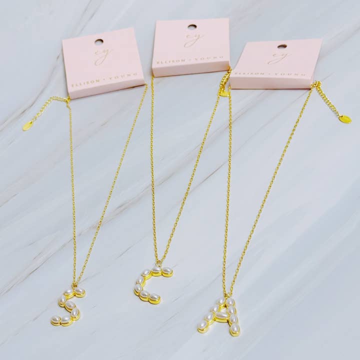 Ellison+Young - Wholesale Halskettinghanger - Parelmozaïek Initiaal Hanger Ketting18