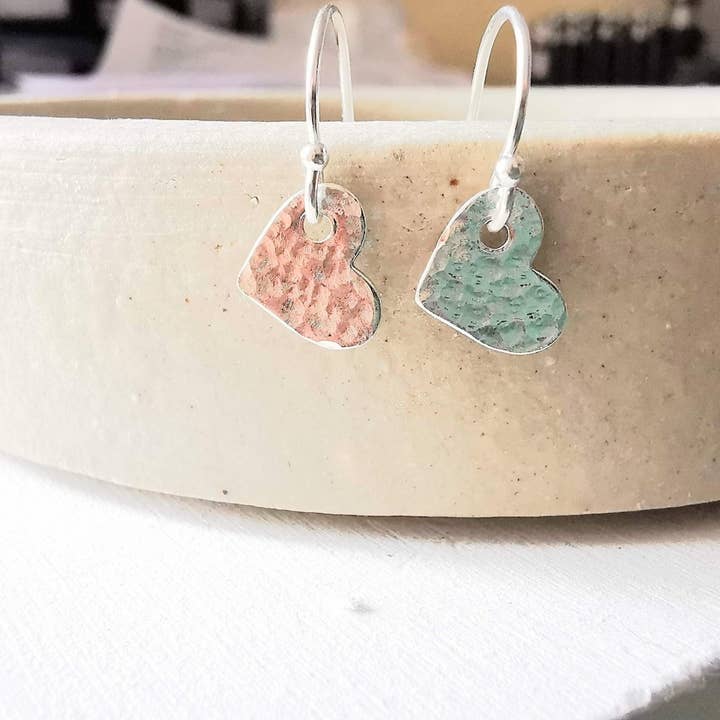 Oorbellen met hartvormige oorbellen van gehamerd sterling zilver voor wholesale door Sophellie Jewellery