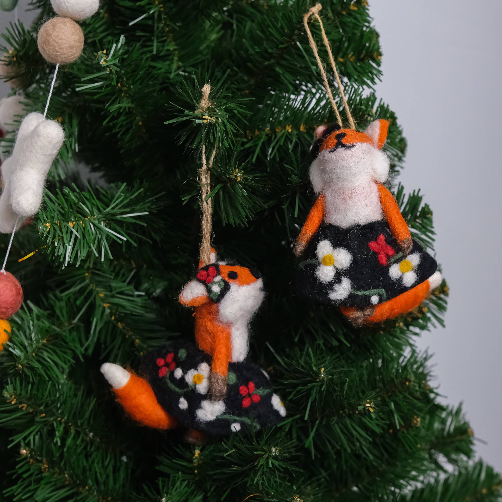 Karma Nepal Crafts – wholesale Ornament – Needle Felted Fox Christmas  Ornaments 4