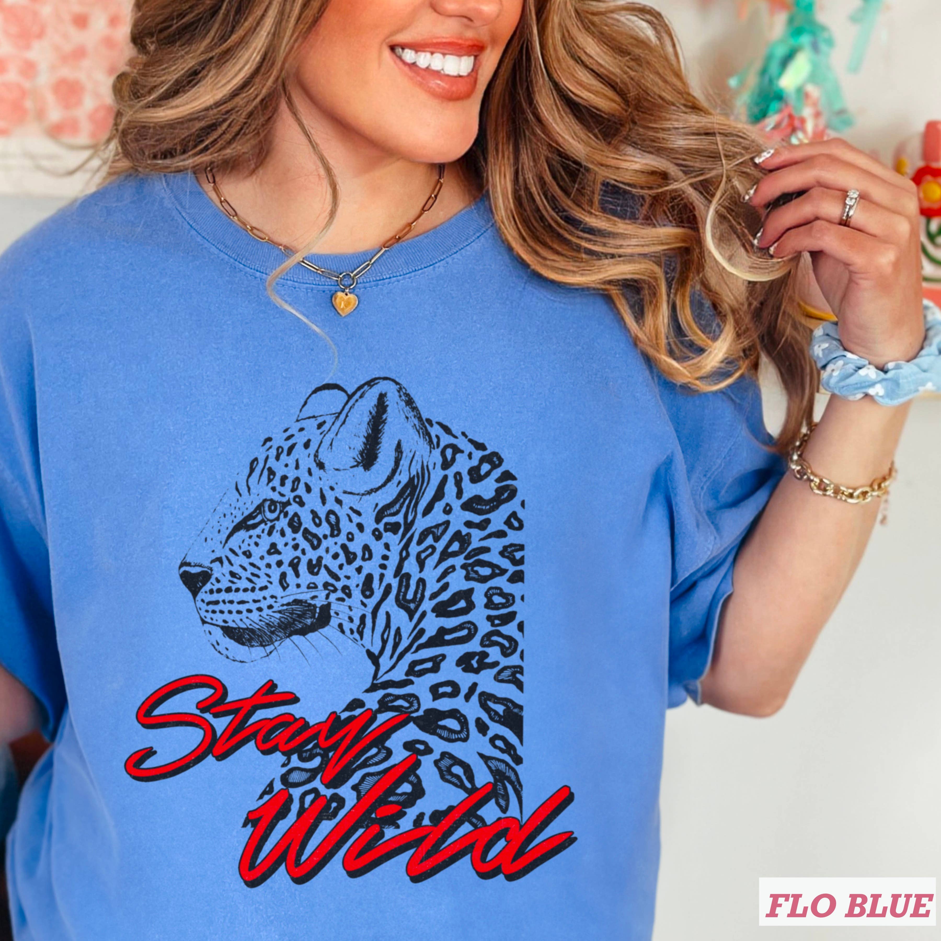 Shoppe SHC - Vendita all'ingrosso Tunica - Donna - Maglietta Grafica Retro Grunge Stay Wild | Comfort Color21