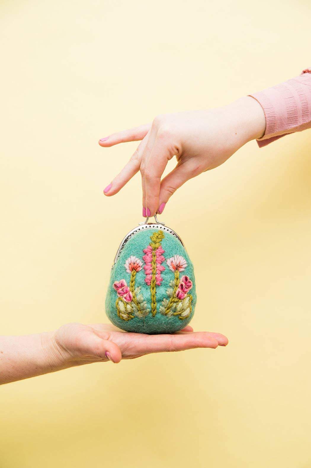 Persika Meadow Clasp Pouch - Handgjord ullplånbok med blomsterbroderi för wholesale på Faire1