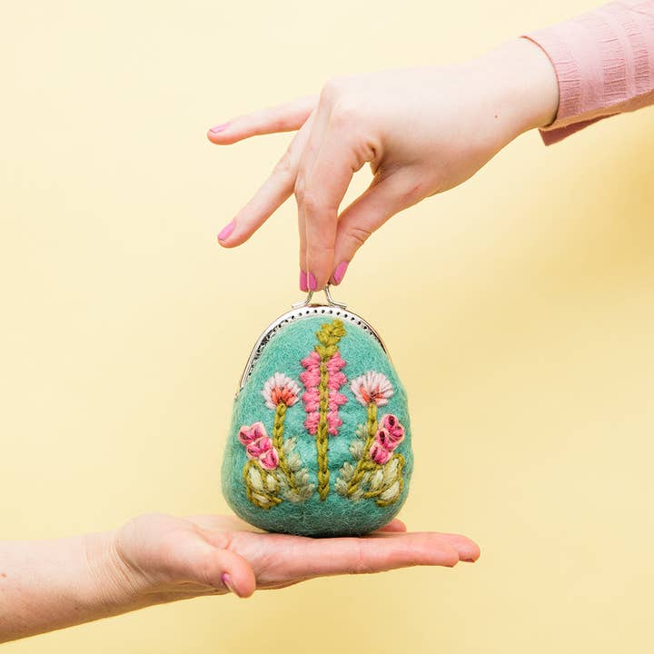 Persika Meadow Clasp Pouch - Handgjord ullplånbok med blomsterbroderi för wholesale på Faire1