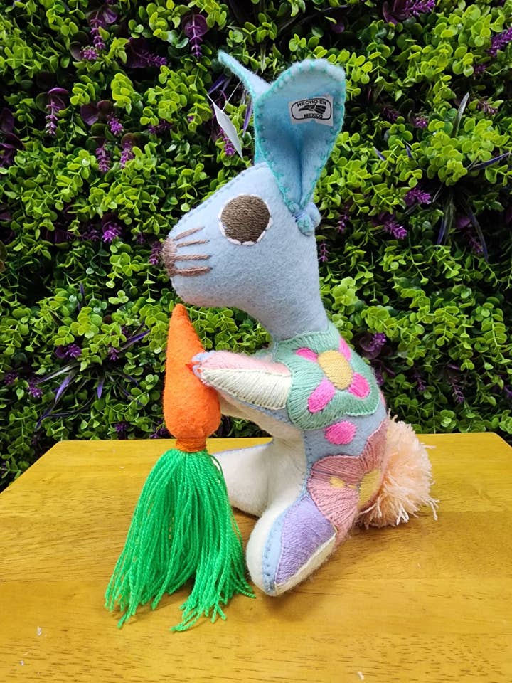 Lapin en feutre fait main pour la vente par Cielito Lindo
