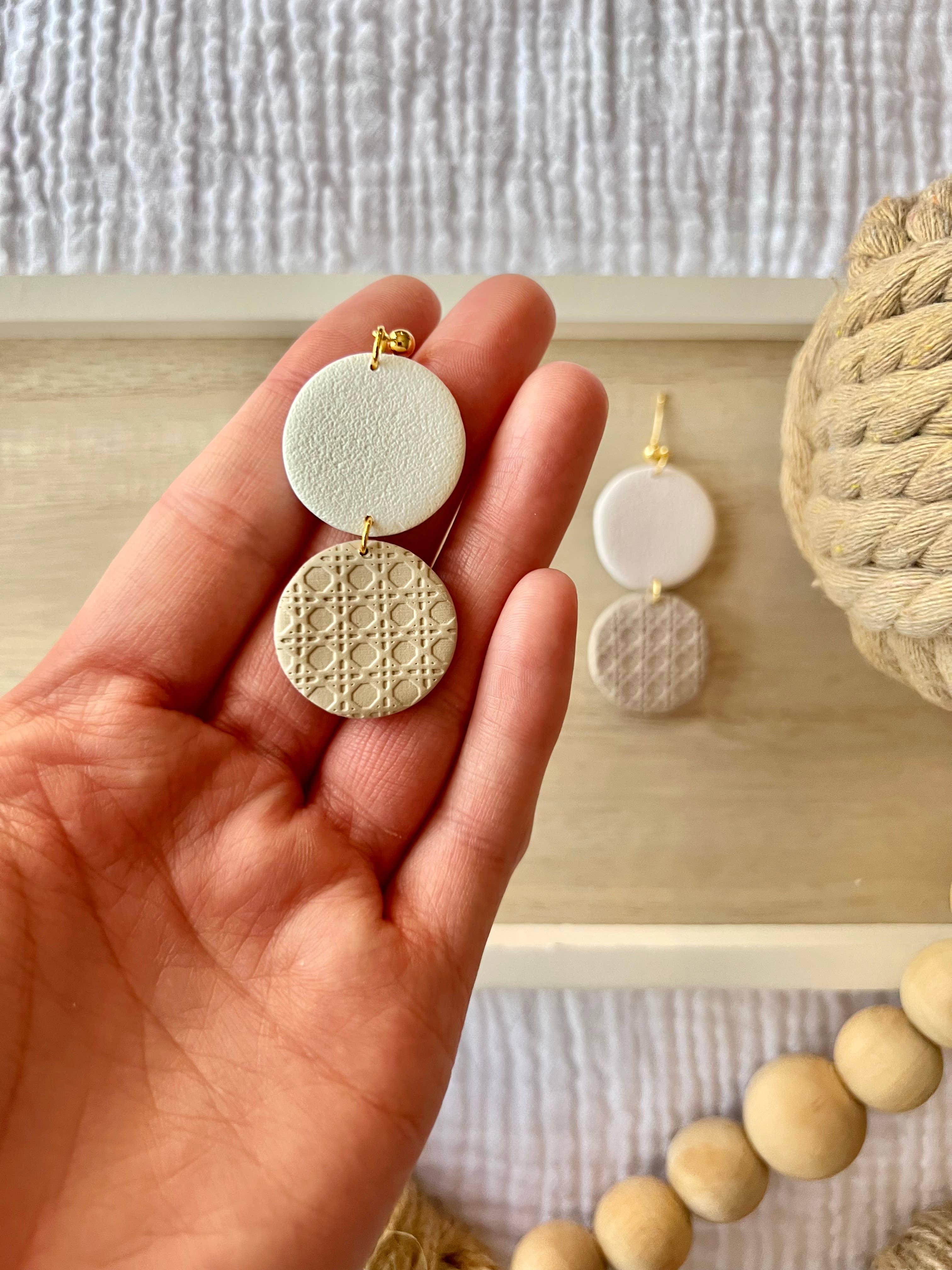 SeizeTheClayJewelry – Brincos de argola por atacado – Brincos em Clay em Vime0