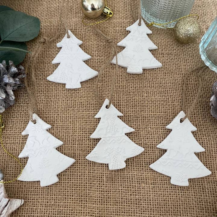 Amberleigh Home Crafts – Conjunto de ornamentos por atacado – Conjunto de 5 - Decoração Argila Texturada Árvore de Natal Branca | C0